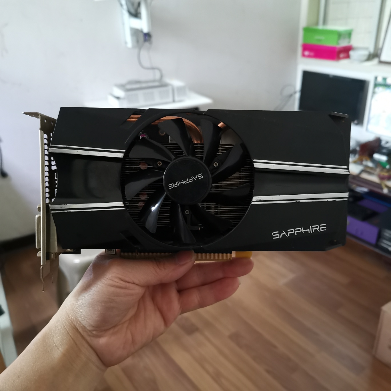 蓝宝石r7260x1gd5白金版黑屏及apw7165c可用rt8120a代换维修事例