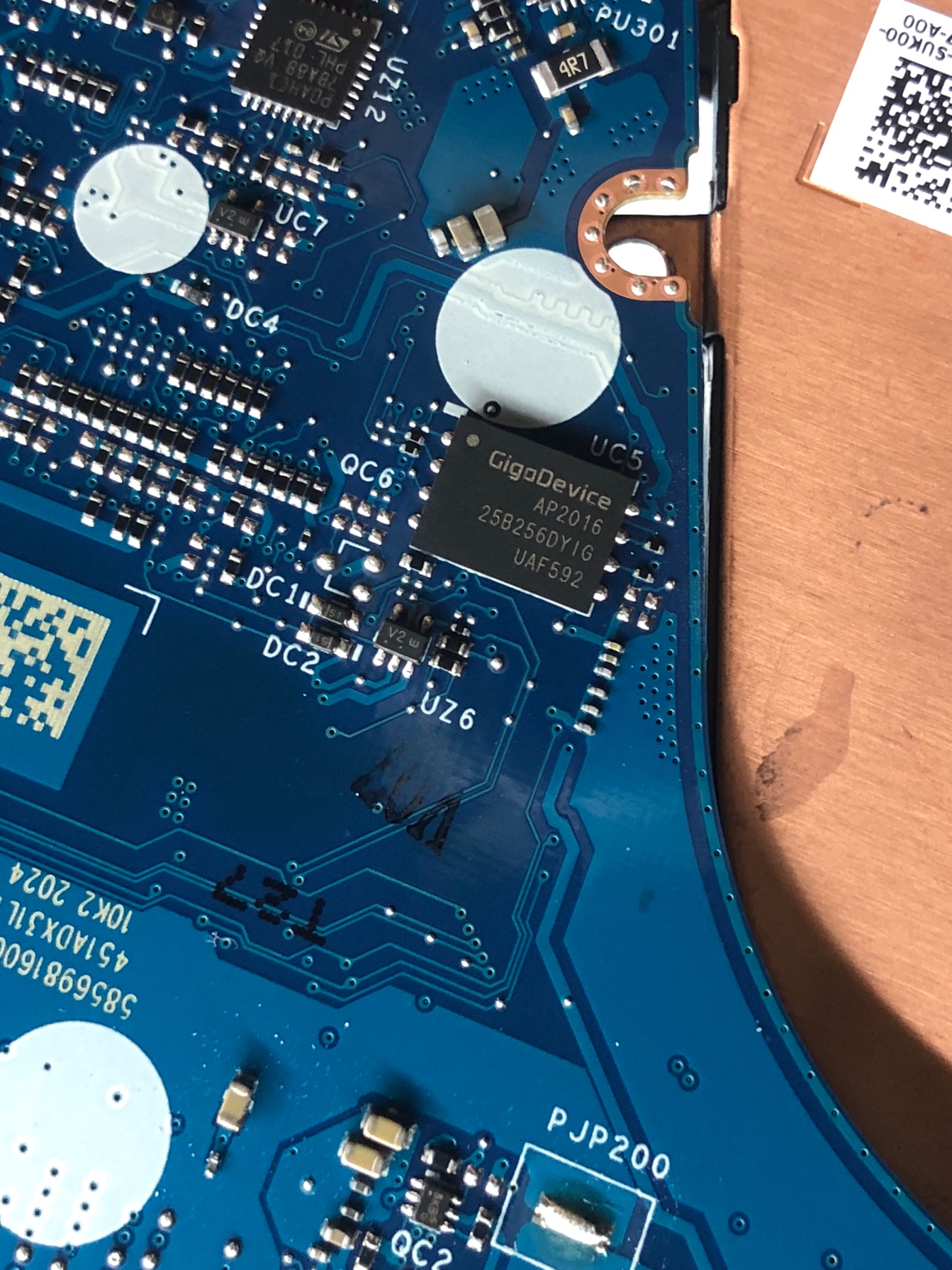 戴尔笔记本得bios芯片在哪里呢