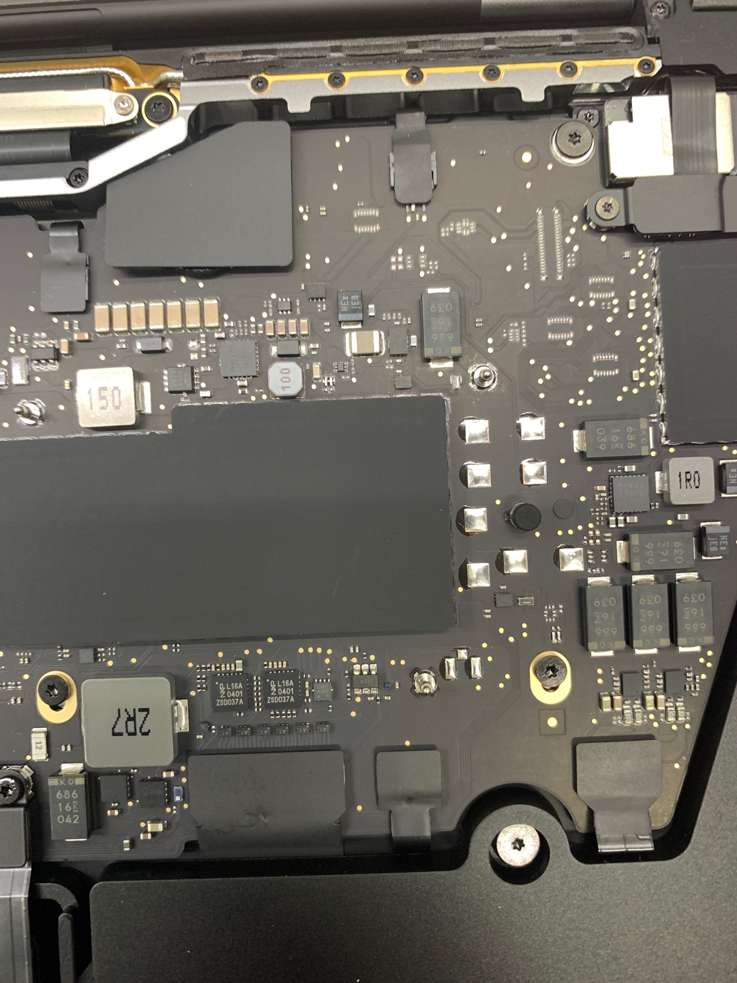 苹果新款m1型号a2338 首次拆单面细节图.