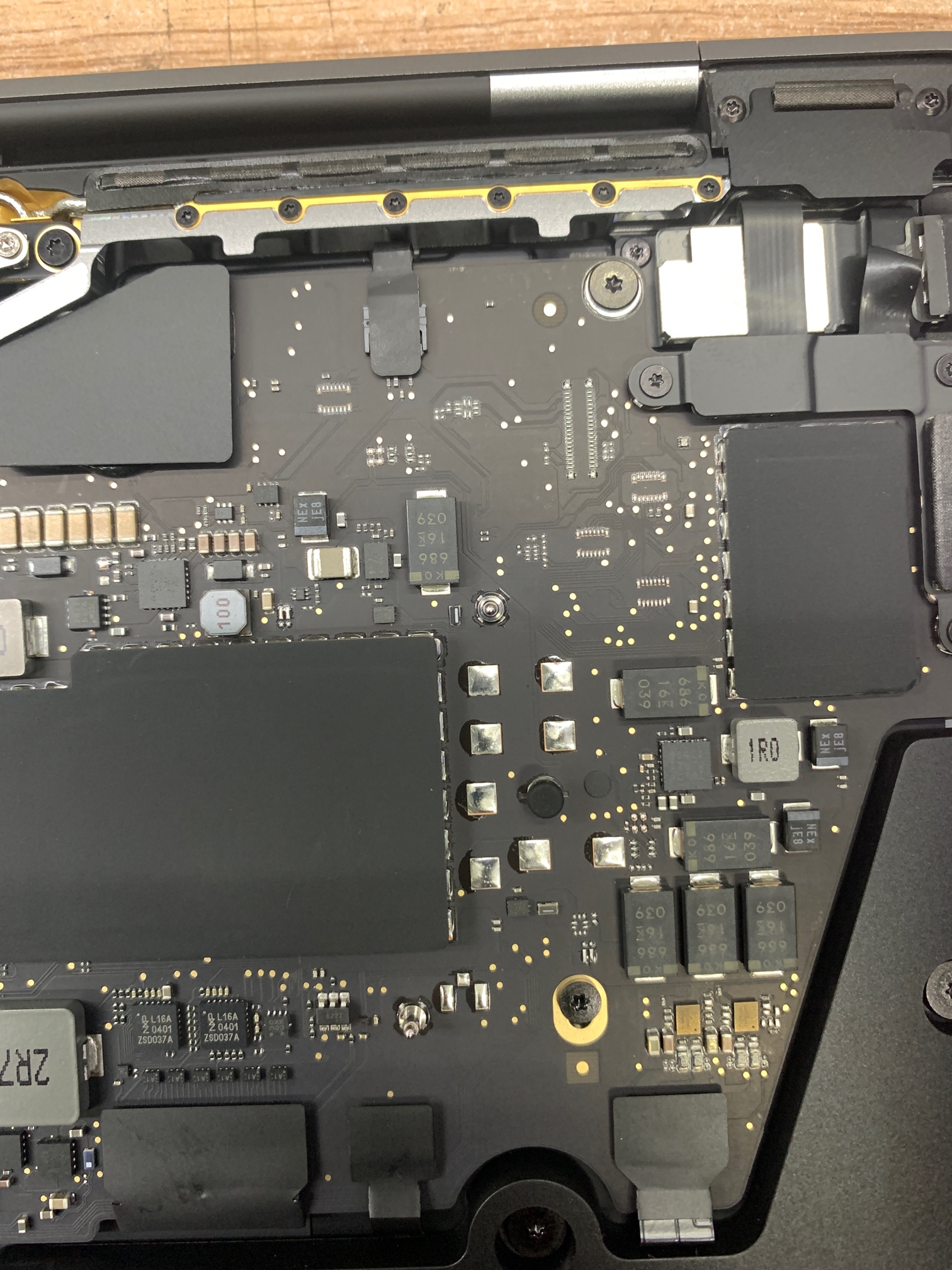 苹果新款m1型号a2338 首次拆单面细节图.-迅维网-维修论坛