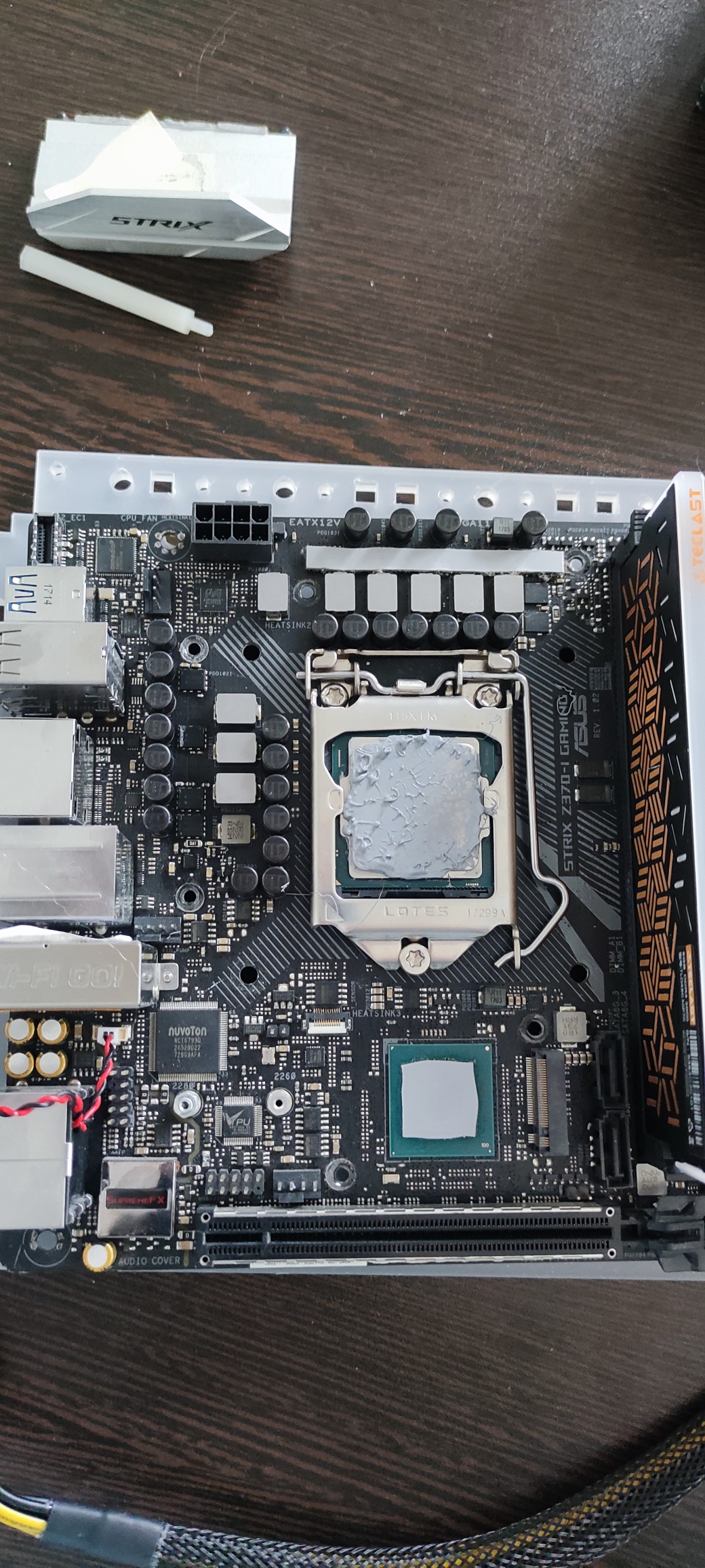 请问华硕z370itx主板这个白色的卡扣是干嘛用的另外bios芯片在哪里