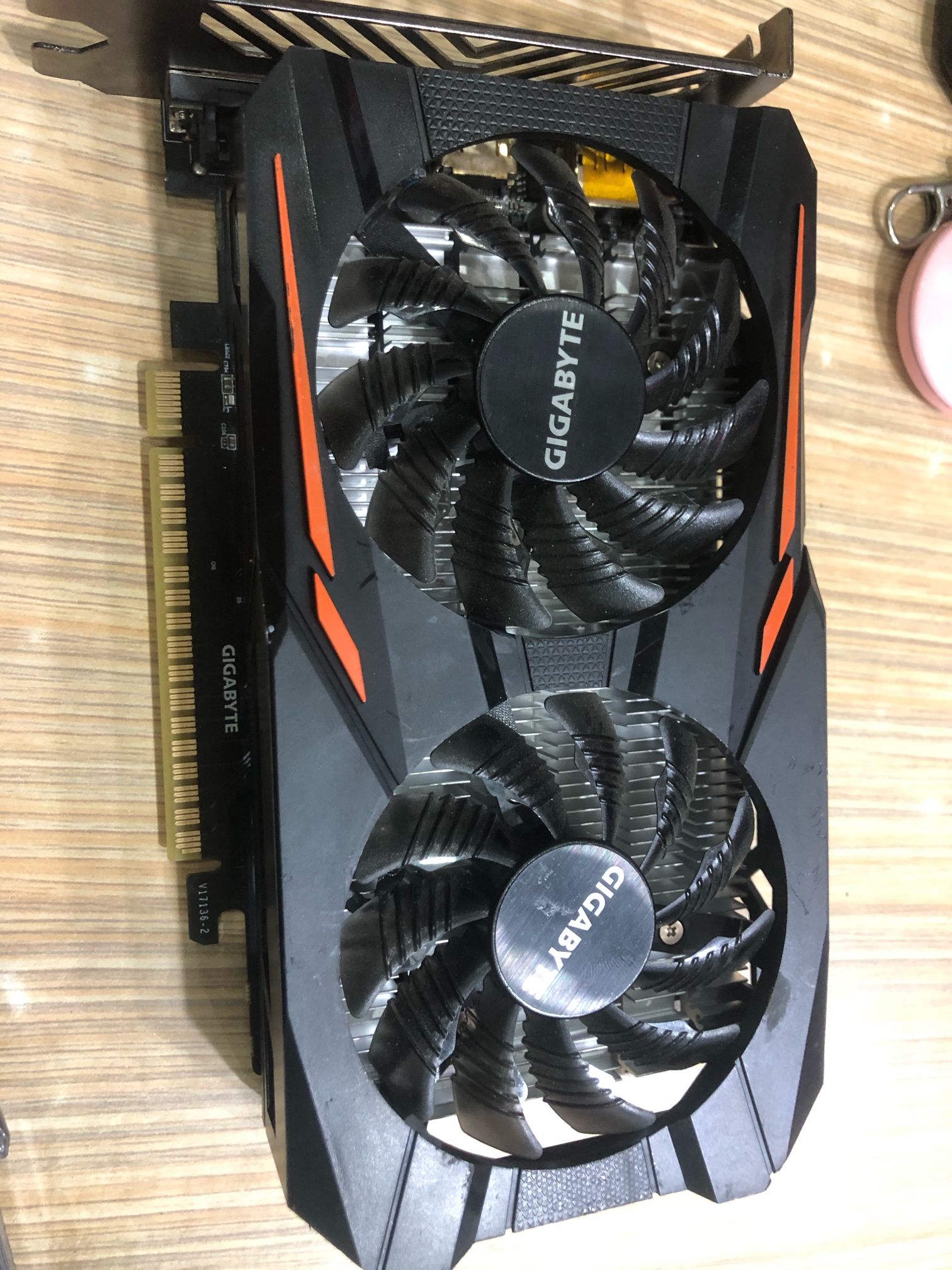 技嘉gtx1050ti开机花屏