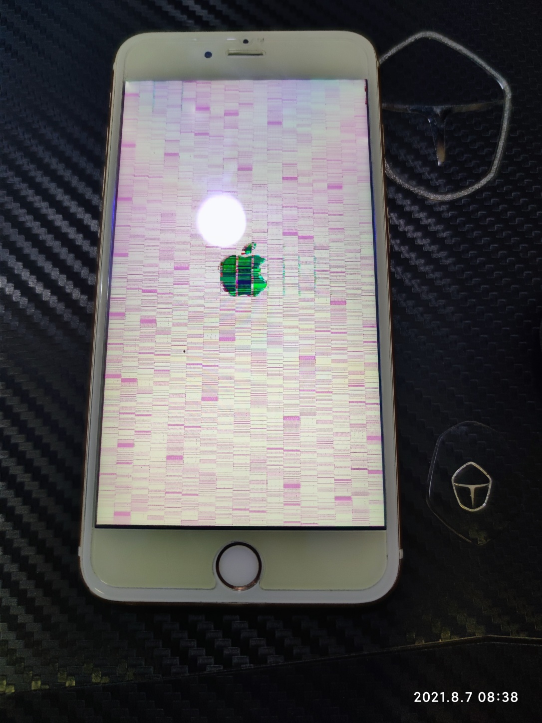 苹果6sp出现花屏并反复重启怎么维修