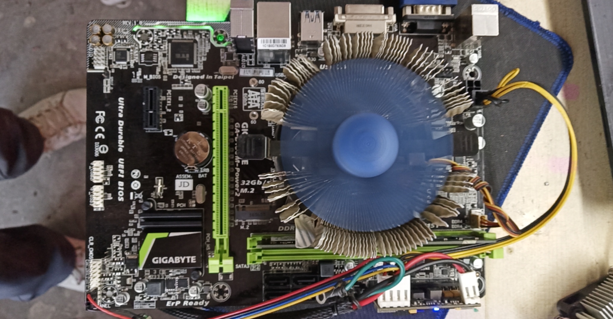 技嘉b150mpower2风扇转一下停一下维修