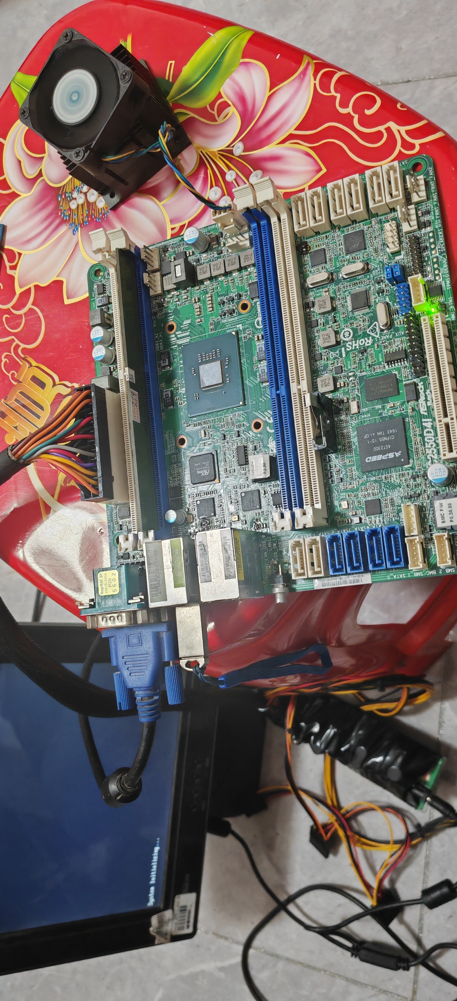 电脑开机卡在主板界面，电脑开机卡在主板界面不动